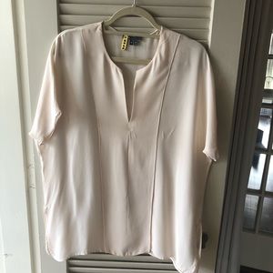 Ladies Vince SS silk popover blouse sz M in the color pink buff - worn once